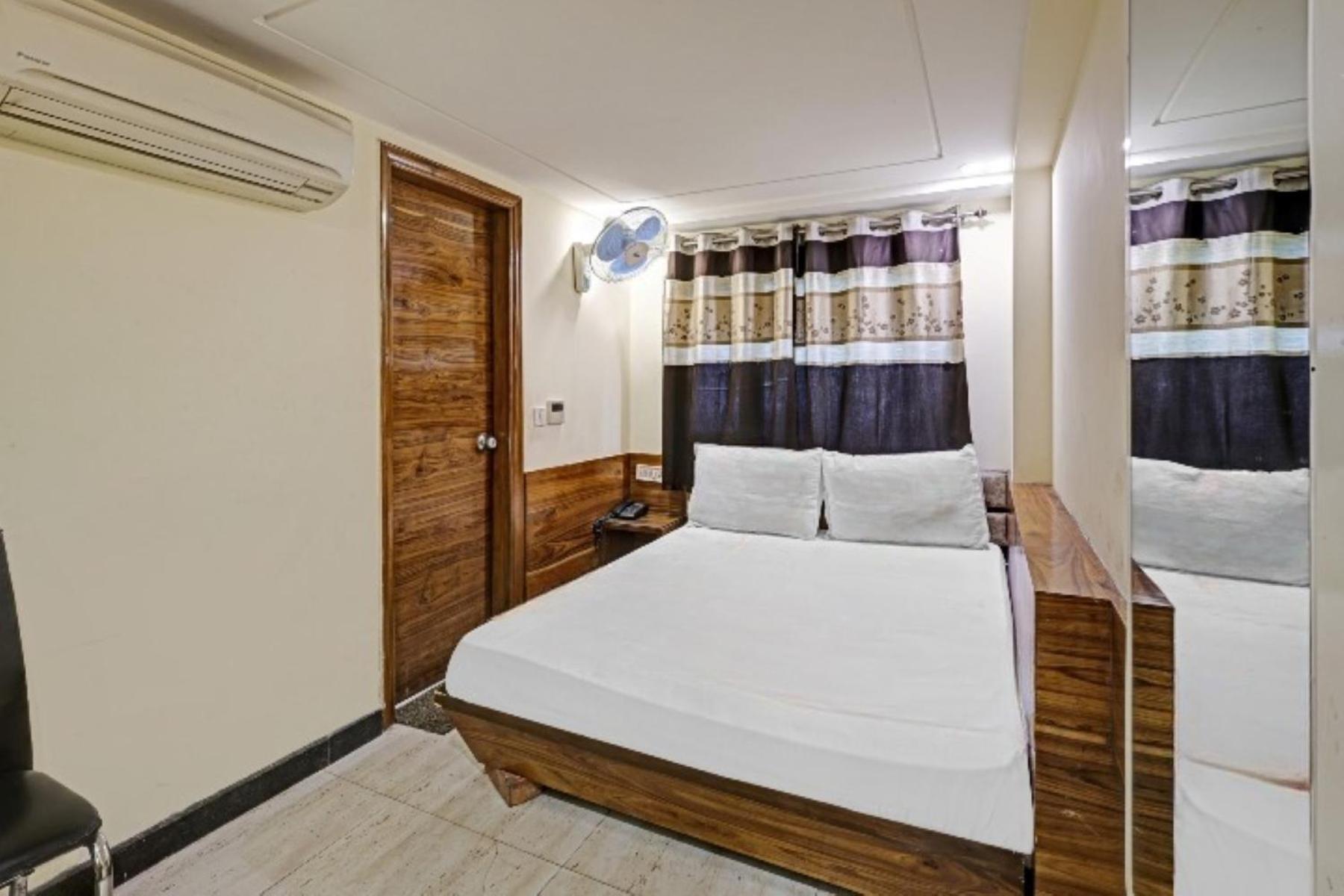 Hotel Keshew International ニューデリー エクステリア 写真